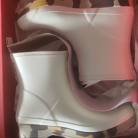NIB Hunter play short rain boots size 9 off white with camo soles - Picture 2 of 5